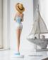 Mobile Preview: Schlanke 50er Jahre Badepuppe mit sommerlichem Hut in blau weißem Kleid
